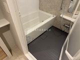 ラグゼナ北千住2 浴槽とシャワーブース付きの広々としたバスルーム
