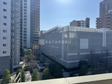 ラグゼナ北千住2 高層マンションに囲まれた、開放的な敷地の様子