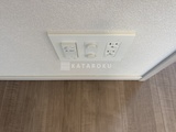 ラグゼナ北千住2 天井に埋め込まれた照明スイッチとコンセント、換気口の様子