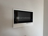 ラグゼナ北千住2 壁に埋め込まれたモダンなデザインのインターホン