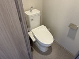 ラグゼナ北千住2 温水洗浄便座付きのモダンなトイレ空間