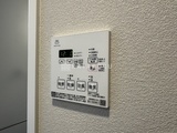 ラグゼナ北千住2 浴室暖房乾燥機の操作パネルが壁に取付けられている様子