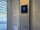 ドゥーエ王子神谷 モダンなタイル張りのエントランスに設置されたオートロックシス