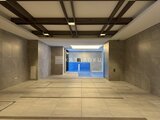 ドゥーエ王子神谷 モダンな意匠の天井と統一感のあるタイル張りのロビーラウンジ