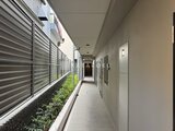ドゥーエ王子神谷 明るく開放的な共用廊下と植栽スペースの様子