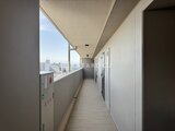 ドゥーエ王子神谷 明るい共用廊下から街並みを望む眺望