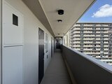 ドゥーエ王子神谷 複数の住戸が並ぶ廊下から見た開放的なバルコニー