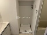 ドゥーエ王子神谷 洗面台隣の洗濯機置き場を備えた実用的なランドリースペース