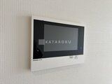 ドゥーエ王子神谷 モダンなデザインのインターホンが壁に設置された様子