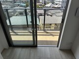 ドゥーエ王子神谷 開放的なバルコニーへ続く大きな窓からの採光が心地よいリビング