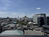 ドゥーエ王子神谷 高層階からの開放的な眺望で、市街地の街並みが広がる様子