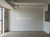 ドゥーエ王子神谷 大きな窓から光が入る明るいリビングダイニング