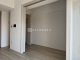 ドゥーエ王子神谷 白を基調とした落ち着きのある洋室と廊下の様子