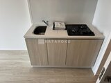 ドゥーエ王子神谷 コンロとシンク備えた落ち着いた色調のコンパクトキッチン