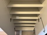 ドゥーエ王子神谷 明るい印象の壁面に設置された可動棚の収納スペース
