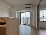 ドゥーエ王子神谷 開放的なバルコニーから都心の景観が広がるリビングダイニング