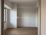 ドゥーエ王子神谷 木調フローリングと白壁で落ち着いた印象の居室空間