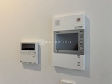 アーバネックス浅草橋フロント 壁に設置されたインターホンと給湯器リモコンの様子