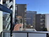 アーバネックス浅草橋フロント バルコニーから見た周辺建物と青空の様子