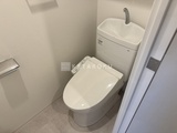 アーバネックス浅草橋フロント シャワートイレと手洗い器が備わった清潔感のあるトイレ空間