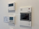 アーバネックス浅草橋フロント 玄関に設置された複数のインターホンと給湯器の操作パネル