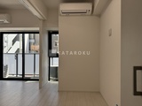 アーバネックス浅草橋フロント 明るい窓採光が入るシンプルなリビングダイニング空間
