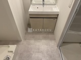 アーバネックス浅草橋フロント 白を基調とした落ち着いた洗面室、収納たっぷりの洗面化粧台