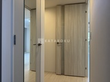 アーバネックス浅草橋フロント 木目調のドアが並ぶ明るいホール空間