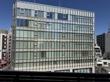 アーバネックス浅草橋フロント 明るい印象のガラスファサードを備えたモダンな建物外観