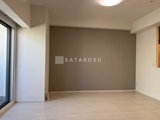 アーバネックス浅草橋フロント 落ち着いた色合いのアクセントウォール付きのリビングダイニング