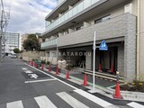 アルファコート葛西 外観と前面道路写真。