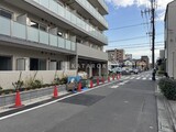 アルファコート葛西 外観と前面道路写真。