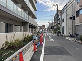 アルファコート葛西 外観と前面道路写真。