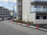アルファコート葛西 外観と前面道路写真。