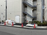 アルファコート葛西 外観と前面道路写真。