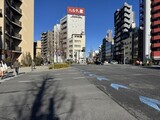 シーズンフラッツ浅草六丁目 外観前面道路。