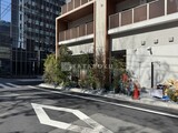 パークアクシス池袋イースト 外観と前面道路植栽写真。