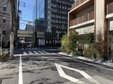 パークアクシス池袋イースト 外観と前面道路写真。