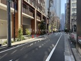 パークアクシス池袋イースト 外観と前面道路写真。