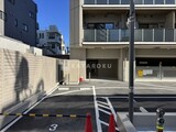 ザ・パークハビオ江古田 外観と前面道路。