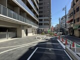 ザ・パークハビオ江古田 外観と前面道路。