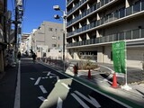 ザ・パークハビオ江古田 外観と前面道路。