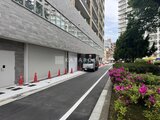 ステラテラス 建物エントランス前の車寄せと花壇が整備された外観