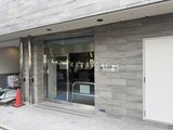 ステラテラス グレーのタイル張りで統一された、モダンなエントランスの外観