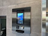 ステラテラス エントランスに設置されたモダンなカードキーシステム