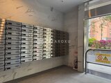 ステラテラス 整然と配列した郵便受けと大理石調の壁が落ち着いた印象のエント