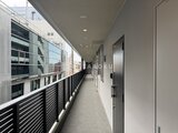 ステラテラス 開放的な共用廊下から見た建物外観と周辺風景