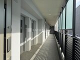 ステラテラス 採光たっぷりの共用廊下に並ぶ住戸玄関の様子