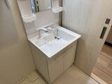 ステラテラス 白を基調とした清潔感のある洗面台と大型鏡