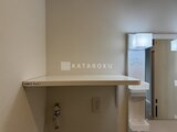 ステラテラス 洗面台上部に設置された棚と鏡がある洗面室の様子